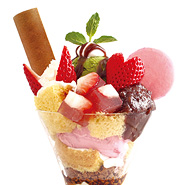季節の八ッ橋パフェ いちごパフェ