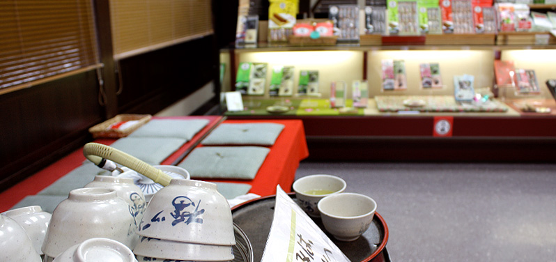 本家西尾八ッ橋 銀閣寺店 店内の様子ル